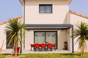 aluminum pergola in backyard