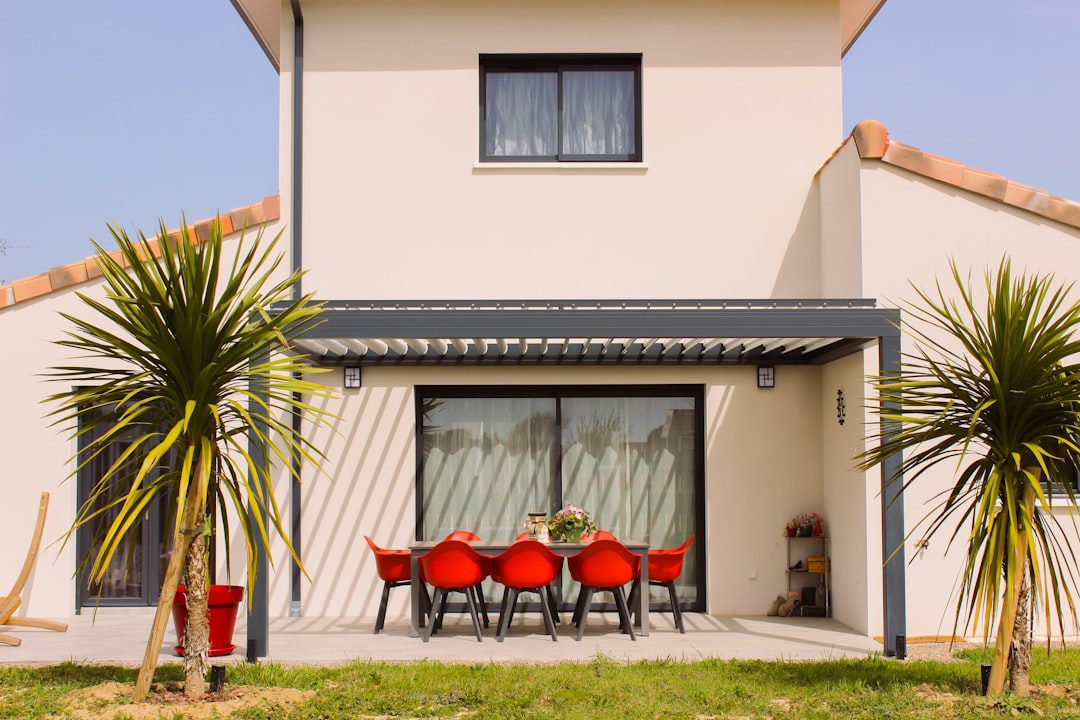 aluminum pergola in backyard